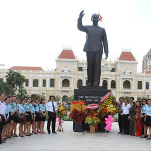 Tàn phá miền Nam – Đảng bê tới tượng ông Hồ